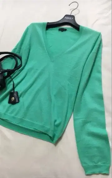 새상품급 띠어리 캐시미어 100% 니트 스웨터 그린 V넥