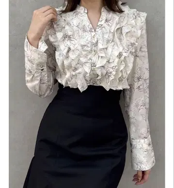 Dazzlin 메니 프릴 블라우스