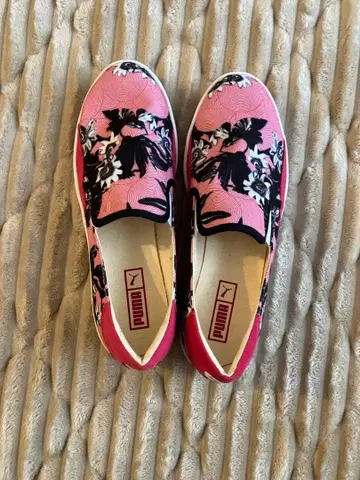 Puma 플라워 패턴 슬립온 스니커즈