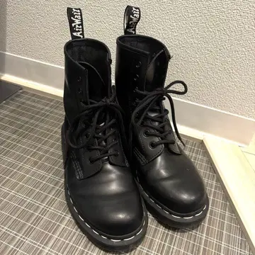 일본 한정판 닥터마틴 8홀 23cm 화이트 스티치 부츠 천연 가죽