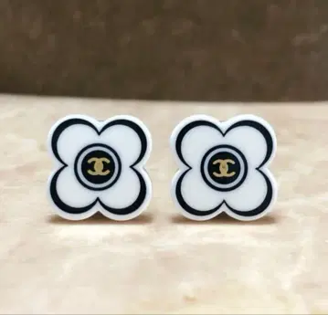 꽃 모양 클립형 귀찌 화이트