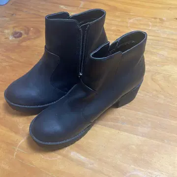 UVOYO 블랙 지퍼 숏부츠