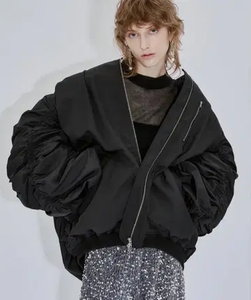 볼륨 슬리브 오버 사이즈 자켓 블랙