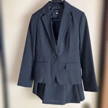 다크 그레이 스트라이프 스커트 수트