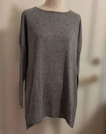 베리떼꾸르 그레이 슬릿 긴팔 니트