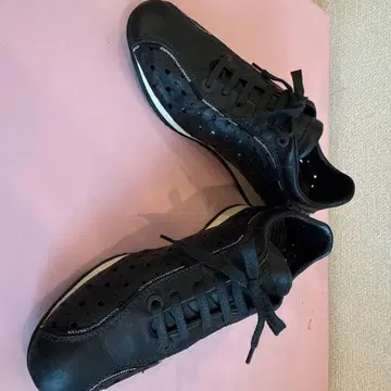 엠포리오 아르마니 블랙 스니커즈