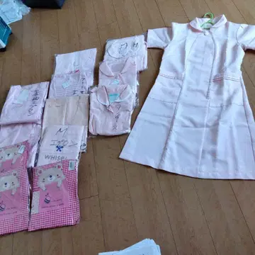 의료용 반팔 무릎 기장 원피스