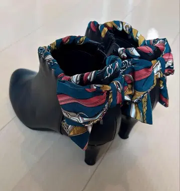 Jerry beans 리본 포함 블랙 가죽 부티