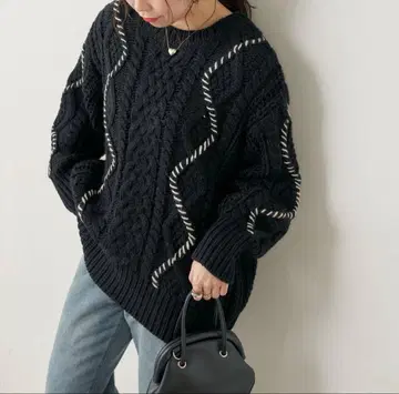 배색 라인 루즈핏 케이블 니트 내추럴 꾸뛰르