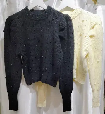 펄 장식이 달린 퍼프 슬리브 리브 니트