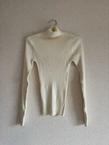 레이빔즈 터틀넥 스웨터 화이트