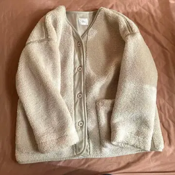 LOWRYS FARM 파이핑 보아 자켓 크림색