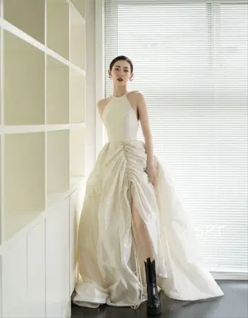 화이트 새틴 웨딩 드레스