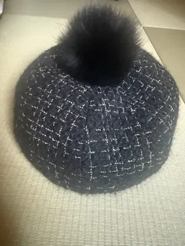 CA4LA의 울 혼방 베레모, 퍼 달린 폼폼이 특징.