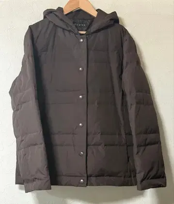 후드 부착 다크 브라운 다운 자켓