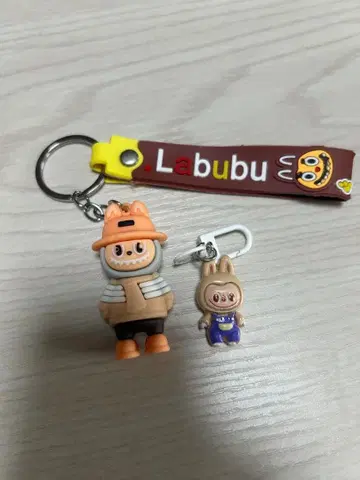 Labubu 캐릭터 스트랩 피규어 포함