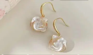 꽃 모양 골드 귀걸이