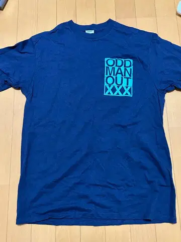 ODD MAN OUT 티셔츠 네이비