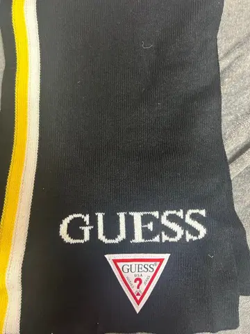 GUESS 스트라이프 머플러 블랙/옐로우 컬러