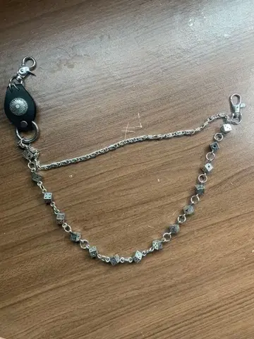 다이스 장식 체인 지갑