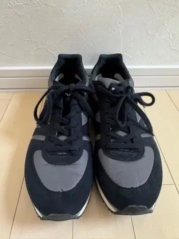 MARGARET HOWELL MIZUNO 콜라보 스니커즈입니다