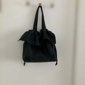 프릴 디자인 복조리형 블랙 토트백