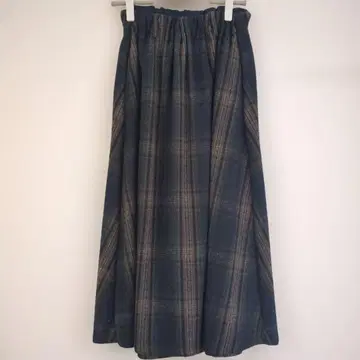 네이비 계열 체크 두꺼운 소재 플레어 스커트