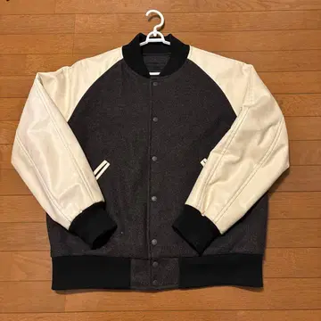 바시티 자켓 블랙과 아이보리 콤비네이션
