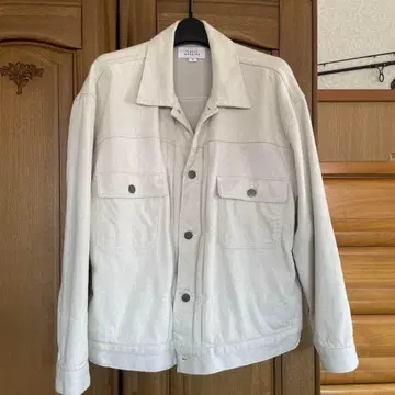 화이트 캐주얼 자켓 프론트 포켓 부착