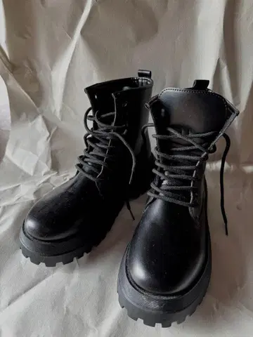 통굽 레이스업 부츠 블랙 트랙 밑창 25.0
