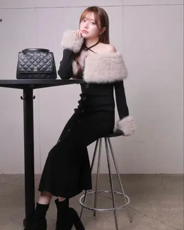 LIP SERVICE 퍼 오프숄더 버튼 니트 원피스 블랙 롱