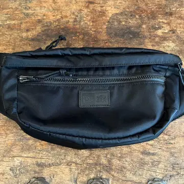 NEW ERA 블랙 바디백