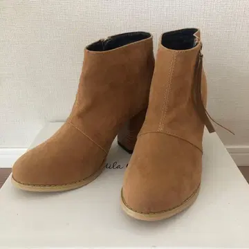 베이지 스웨이드 부티 중간 힐