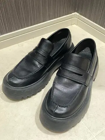 블랙 가죽 통굽 로퍼