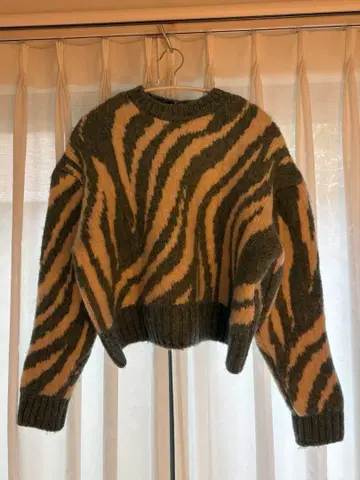 제브라 패턴 크롭 니트 스웨터