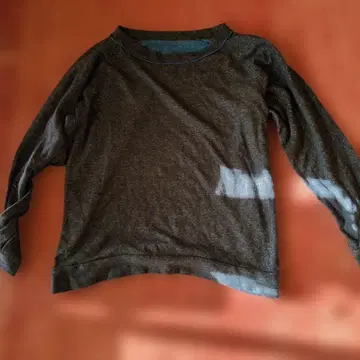 다크 그레이 긴팔 크루넥 상의