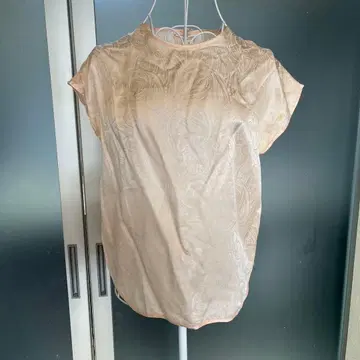 실크 100% 핑크 엠보싱 가공 반팔 상의