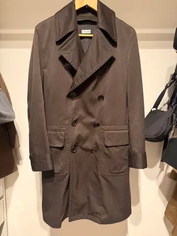 다크 브라운 더블 브레스트 트렌치코트