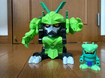 그린 컬러 로봇과 작은 캐릭터 세트