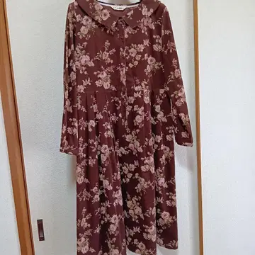 브라운 플라워 프린트 긴팔 원피스