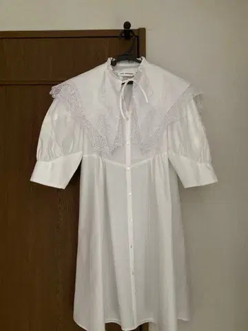 LILY BROWN 레이스 부착 옷깃 미니 원피스