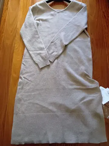 아푸와이저 리셰 베이지 니트 원피스 긴팔 V넥