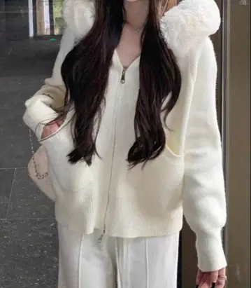 화이트 후드 부착 퍼 스웨터