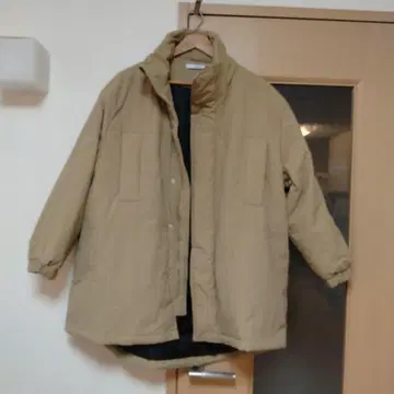 베이지 다운 자켓 프론트 버튼