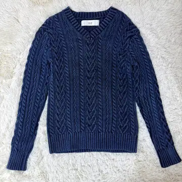 새상품급 AKM 스톤 워시 V넥 케이블 니트