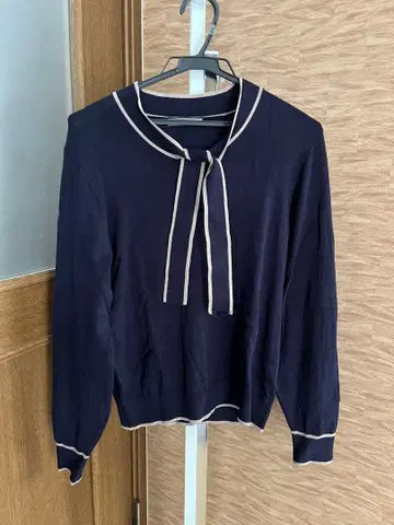 디노스 So close 니트 보타이 풀오버 리본 포함 긴팔 니트