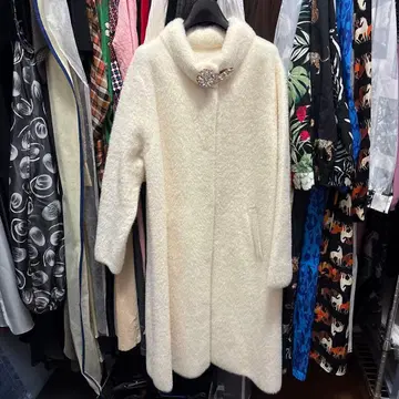 화이트 롱 코트 크리스탈 브로치 포함