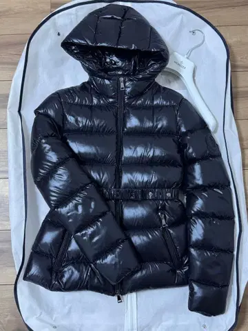 미사용품과 같은 MONCLER 블랙 다운 자켓 사이즈 0