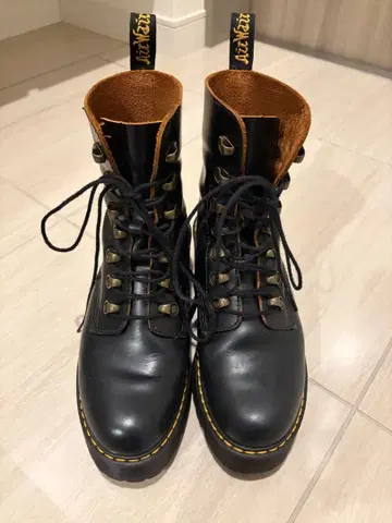 블랙 가죽 통굽 부츠 닥터마틴 Dr. Martens 레오나