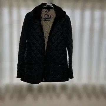 LAVENHAM 블랙 퀼팅 자켓 후드 있음